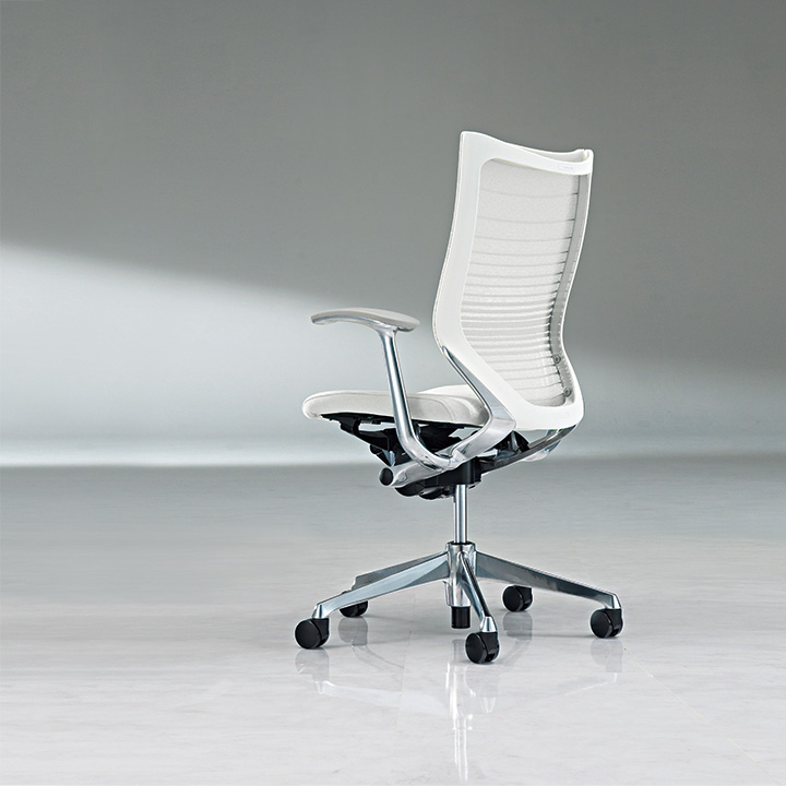 イタリア・イタルデザインとオカムラのコラボレーションから生まれた「バロン」。先進のエルゴノミクスが生み出す快適な座り心地。