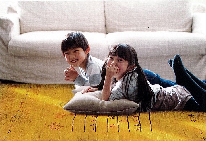 「笑い声」あふれるギャベの上