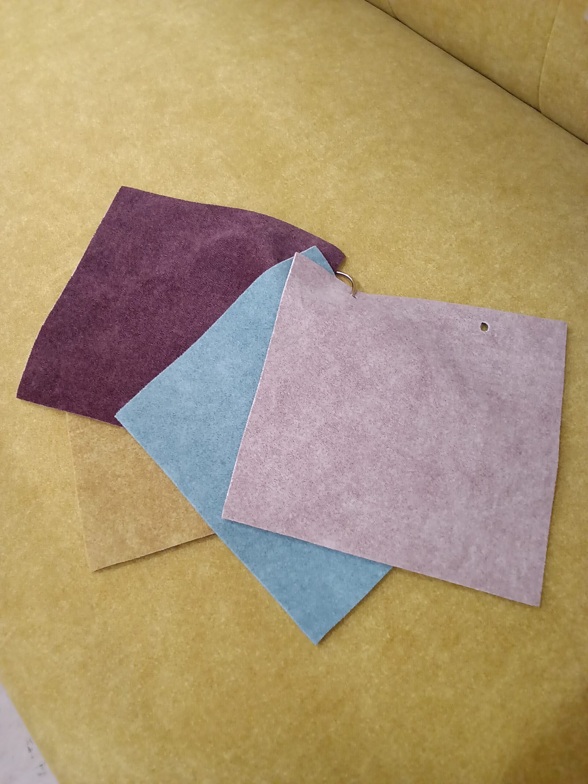 綺麗な発色生地を張った２人掛けソファ