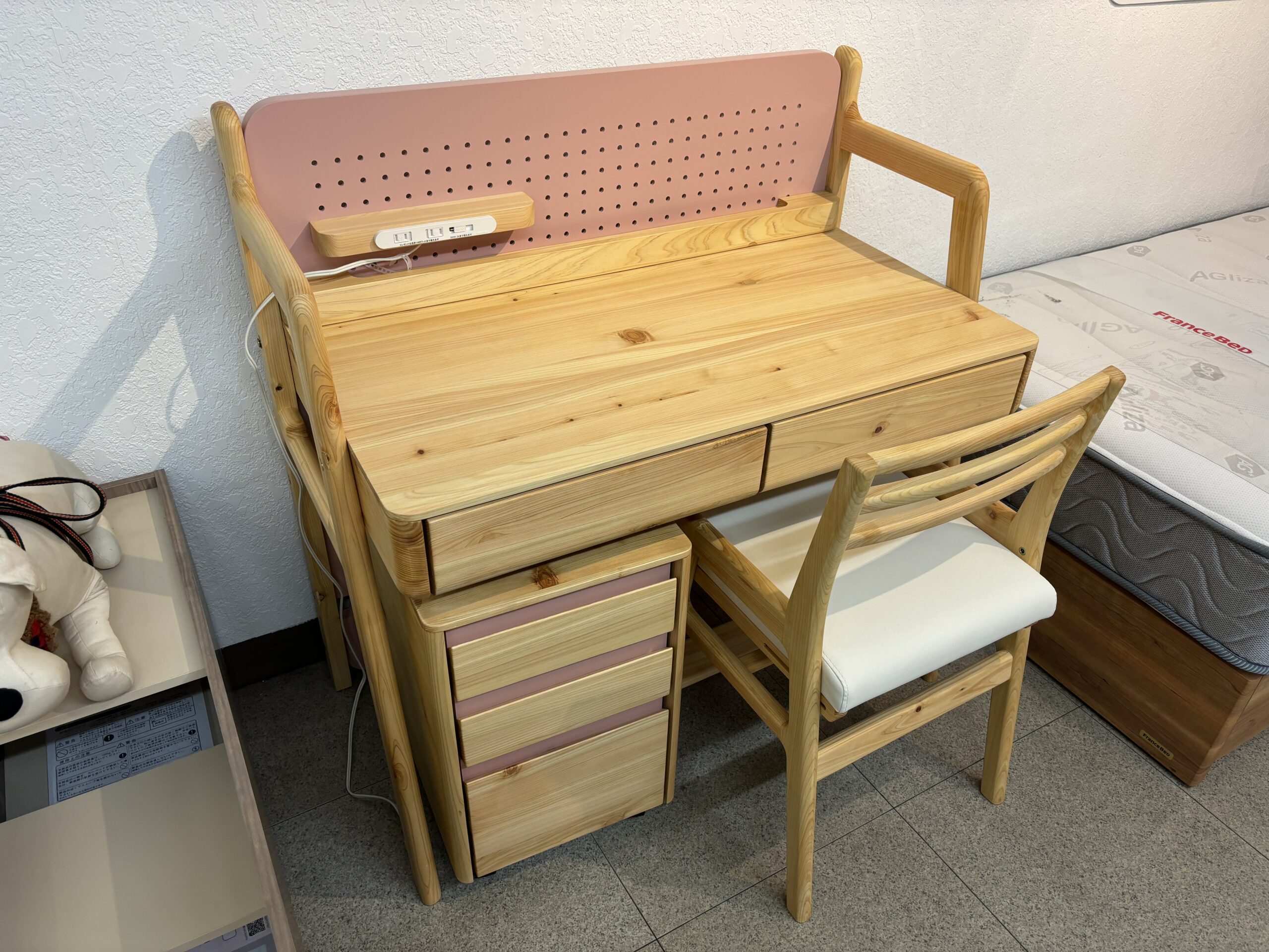 ヒノキ材の学習デスク