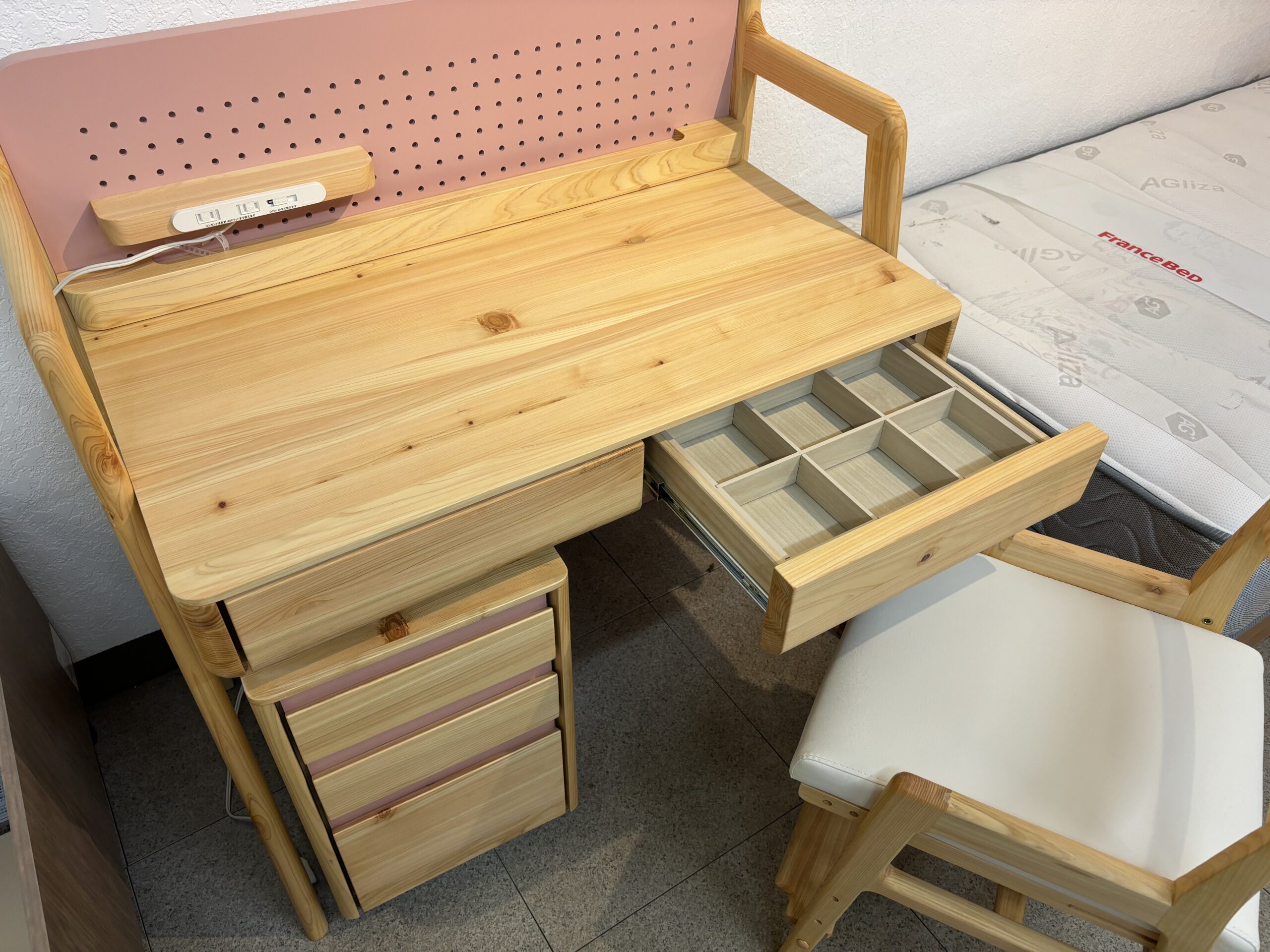 ヒノキ材の学習デスク