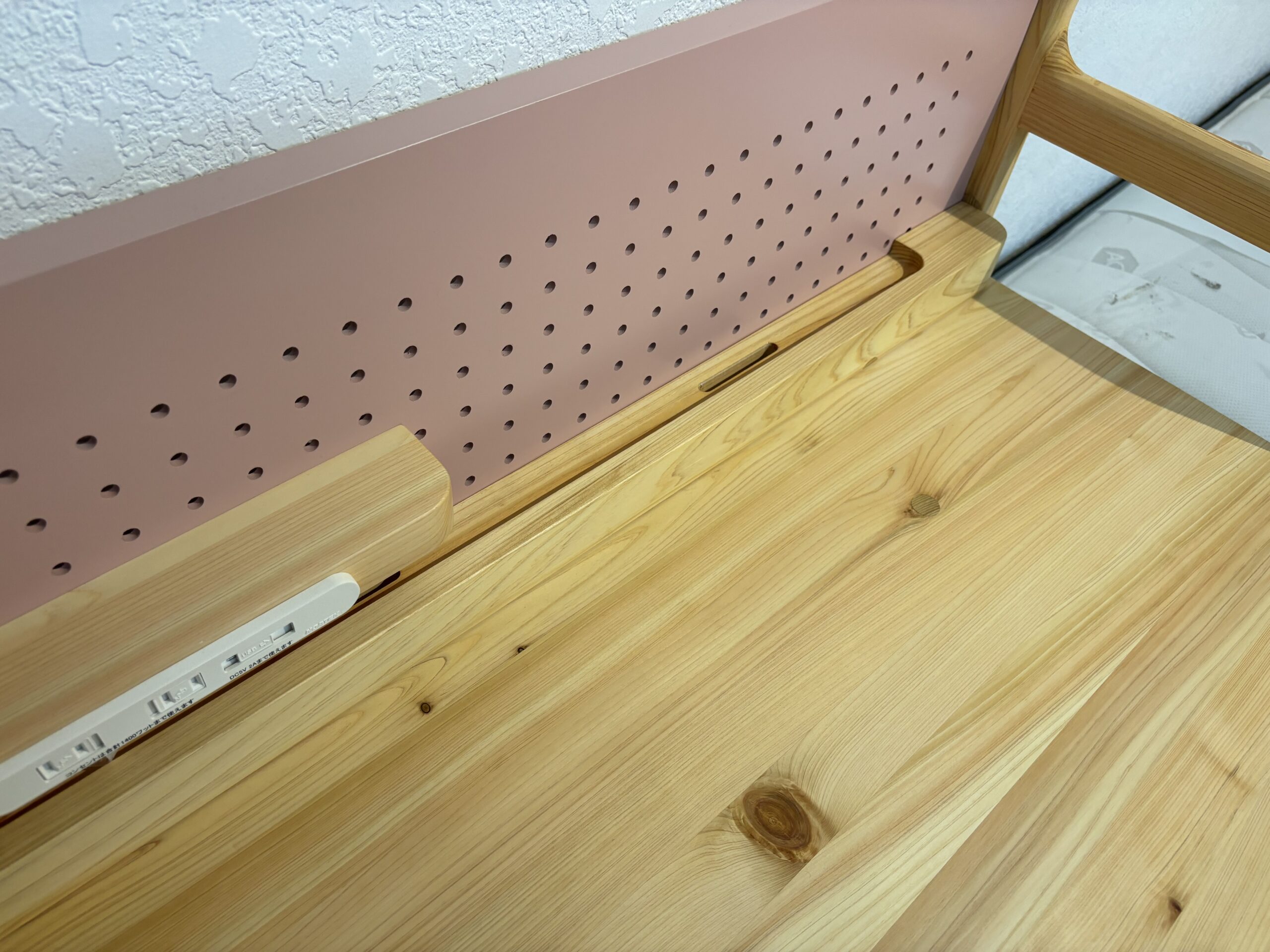 ヒノキ材の学習デスク