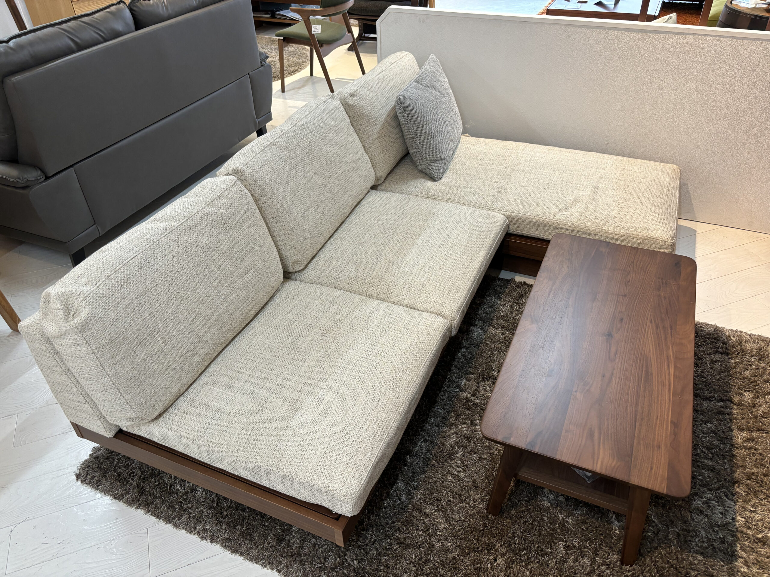 ロータイプのカウチソファ