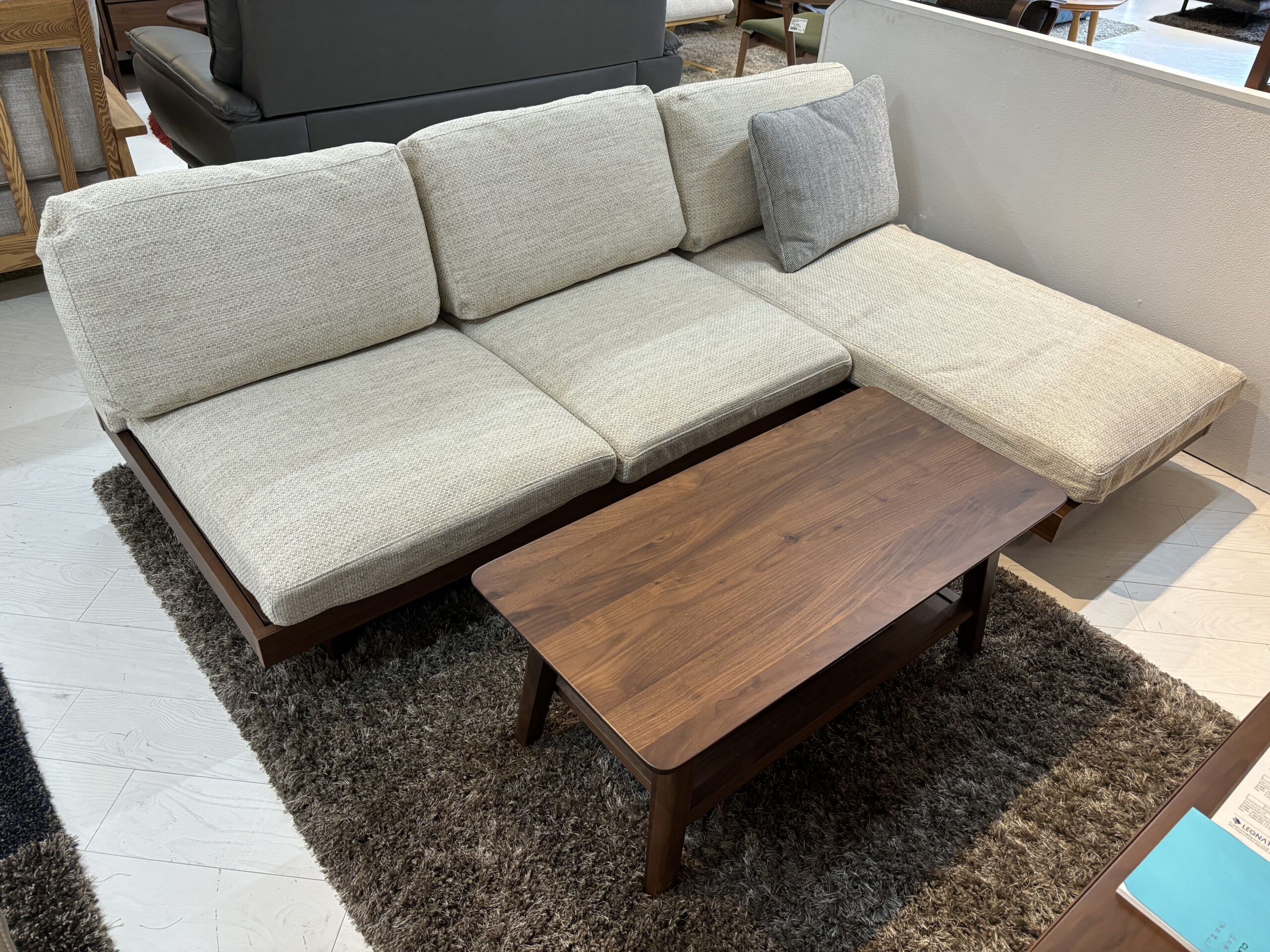 ロータイプのカウチソファ