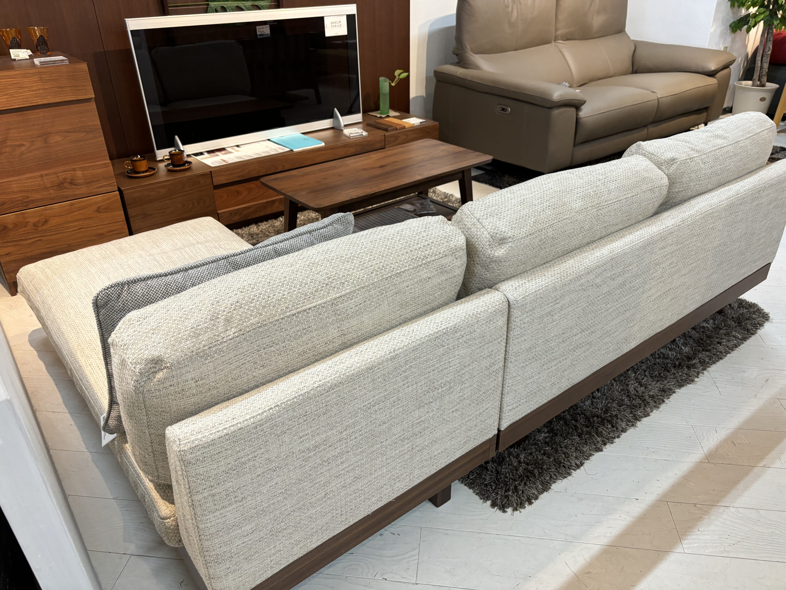 ロータイプのカウチソファ