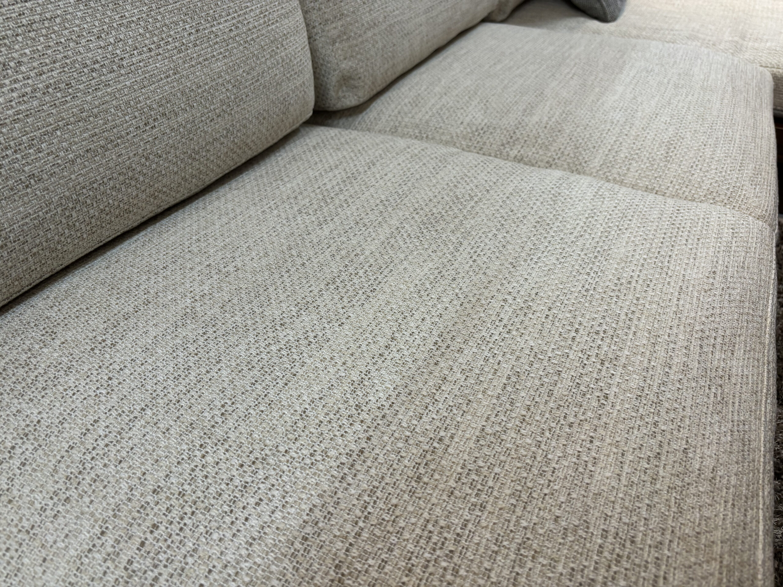 ロータイプのカウチソファ