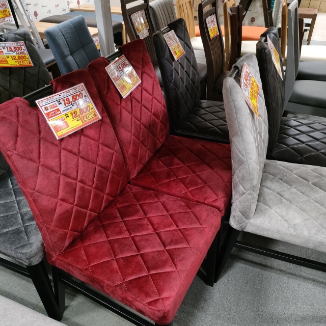 【デザインチェア】シックなグレーベルベットとキルティング。
