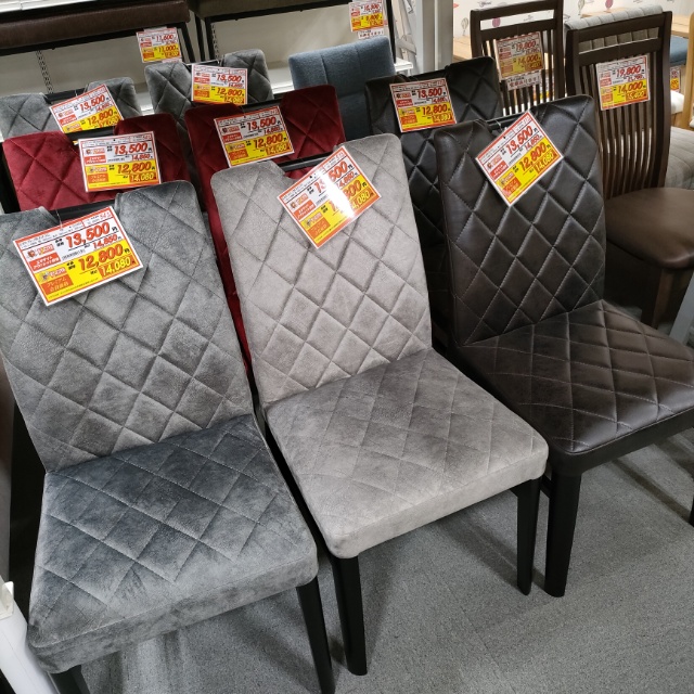 【デザインチェア】シックなグレーベルベットとキルティング。
